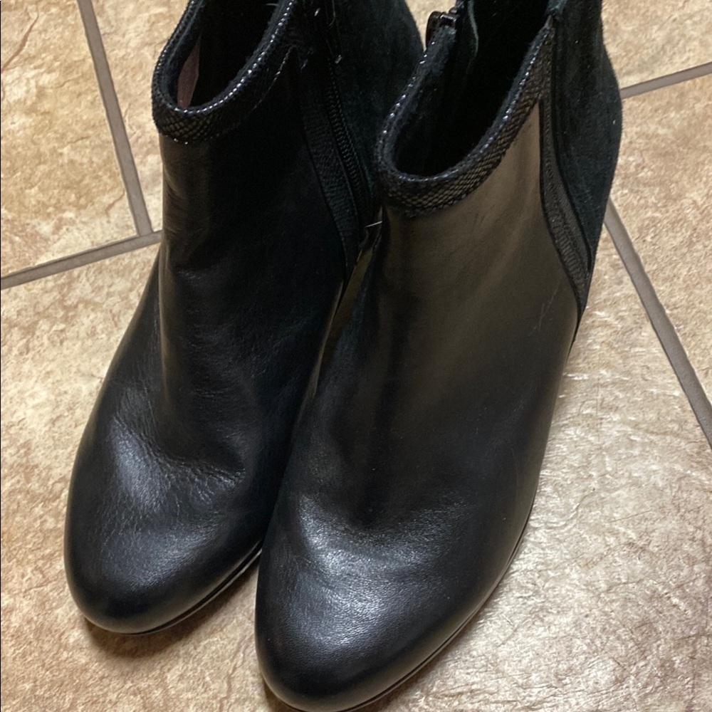 Aravon Size 9 Chunky Heeled Black Leather Booties Business Casual Office